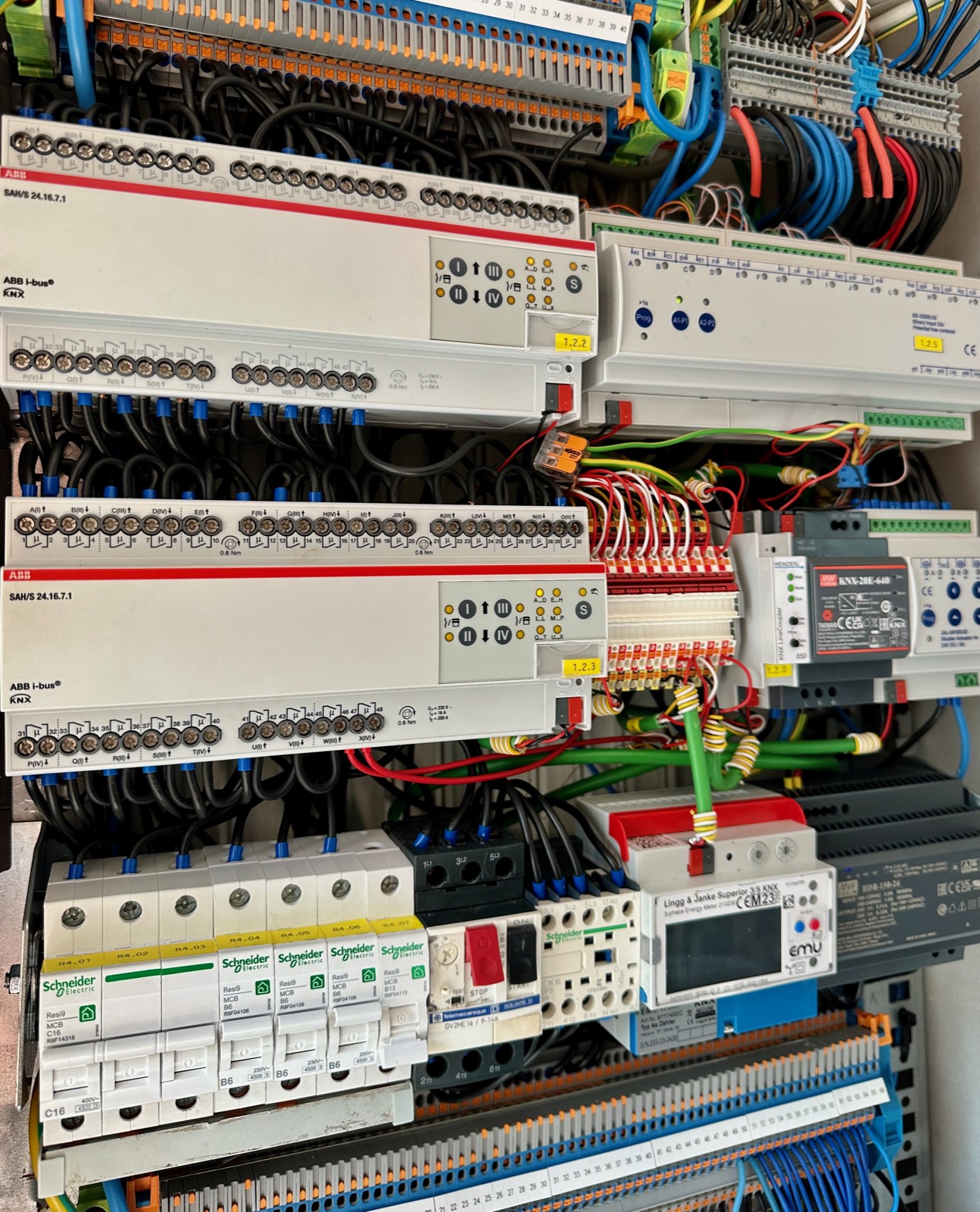 /user/pages/01.home/04._automatizalas-okoshaz/KNX-cabinet.jpeg